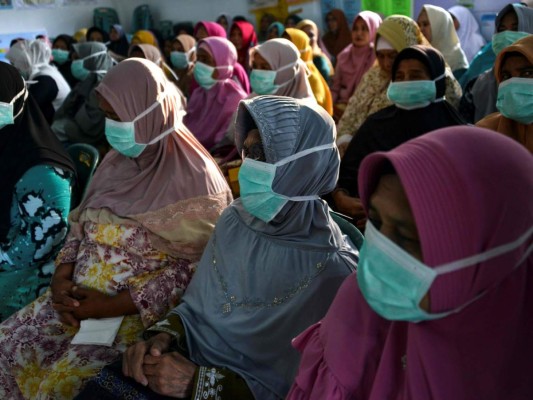 Sin besos ni abrazos, los nuevos saludos para evitar el coronavirus