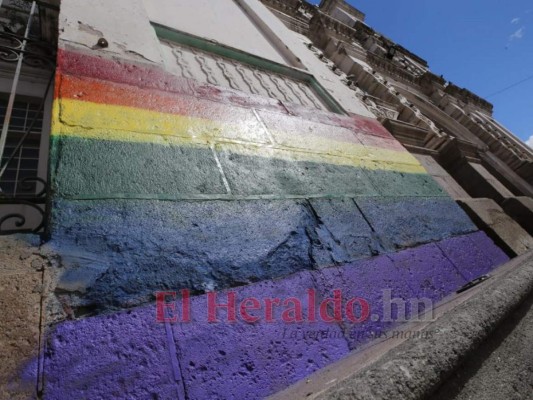 FOTOS: Pintada con la bandera LGTBI amanece iglesia Los Dolores &nbsp;&nbsp;