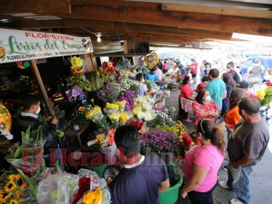 Flores, dulces y pastel: así festejan los capitalinos el Día de las Madres