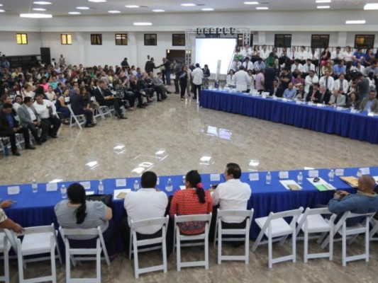 Juan Orlando Hernández instala mesa de diálogo con la participación de varios sectores