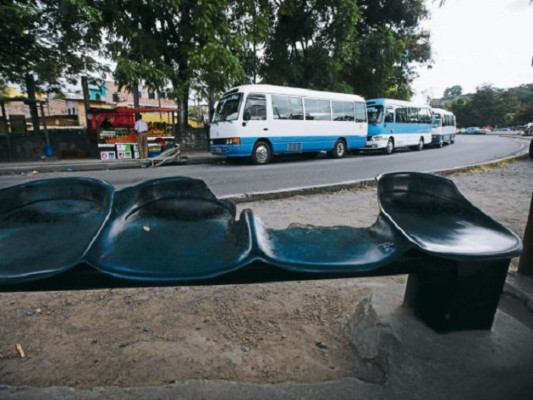 En vetustas casetas esperan usuarios del transporte