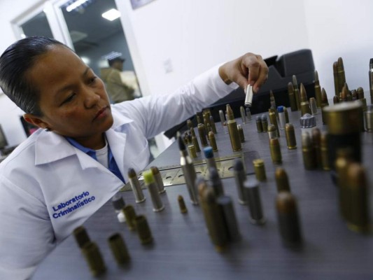 Así es por dentro el laboratorio de la Policía Científica y Criminalística en Honduras