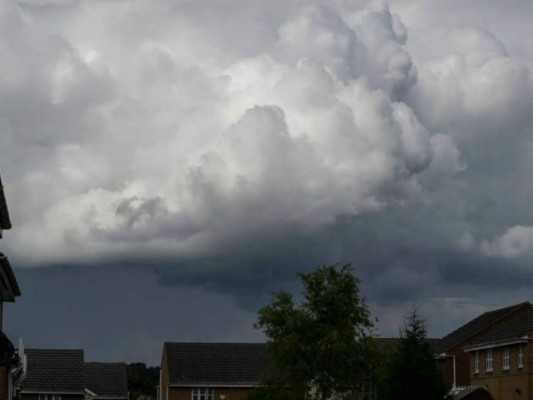 Viral: Extraña figura en el cielo alarma un pueblo de Reino Unido