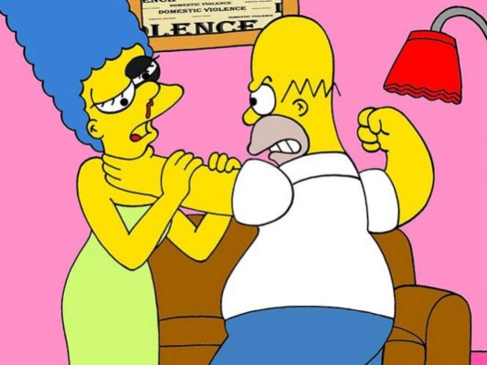 Homero Simpson golpea a Marge y Superman a la Mujer Maravilla