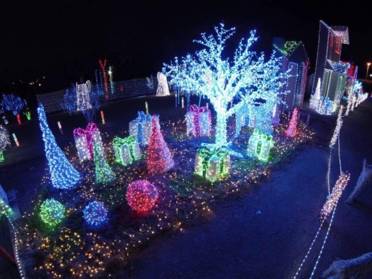 ¡ Gran espectáculo de luces! Inauguran Villa Navideña 2015 en Tegucigalpa