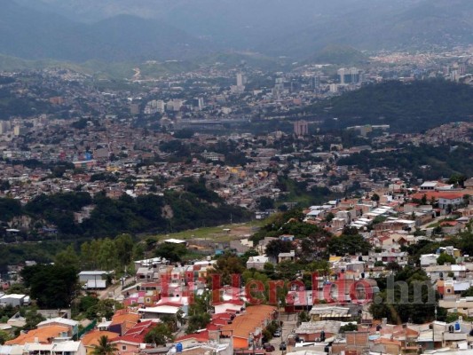 Por cinco kilómetros de cable aéreo buscan transportar a capitalinos