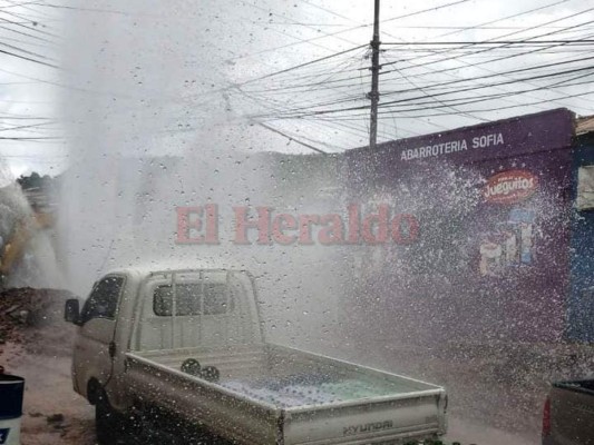 Ruptura de tubo deja caos en calle y locales de cuesta El Centavo