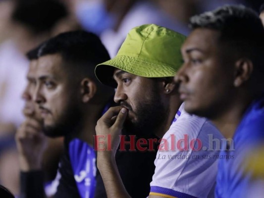 Impotencia, frustración y tristeza: los rostros de decepción de la afición hondureña