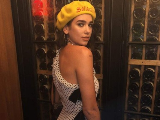 Cantante Dua Lipa presume su cuerpo en sexy bikini