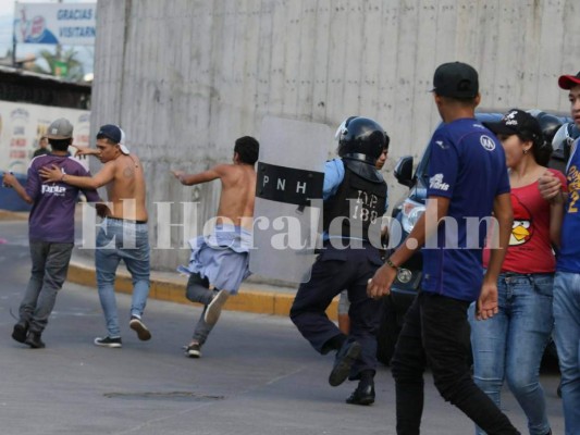 Heridos y detenidos deja enfrentamiento de barras en el clásico Olimpia vs Motagua en el Nacional de Tegucigalpa