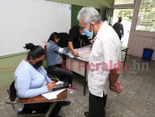 Distanciamiento y bioseguridad en centro de votación de San Juancito
