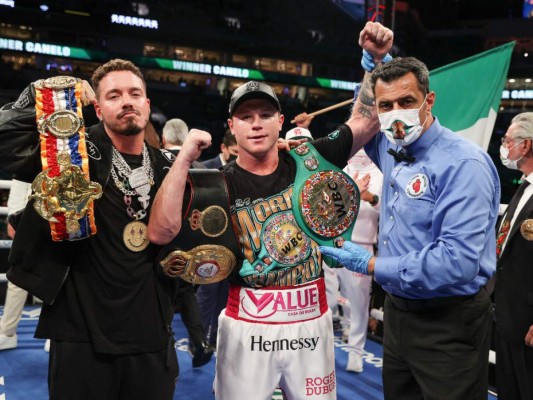 Canelo invitó a JBalvin al encuentro en el cual también cantó. AFP.