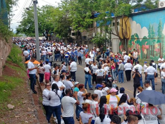 FOTOS: Con 'Marcha por la paz' piden a maestros y médicos retornar a sus labores