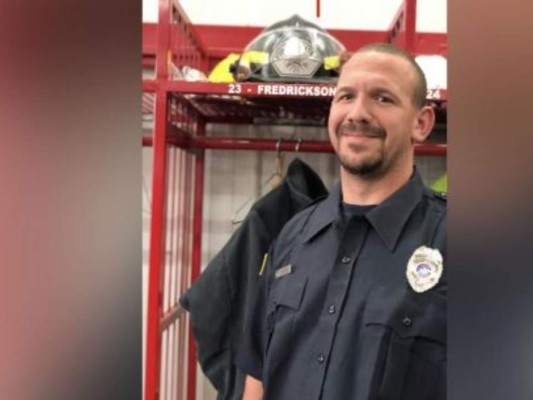 Bombero resulta herido luego que un arma se dispara por el calor de un incendio