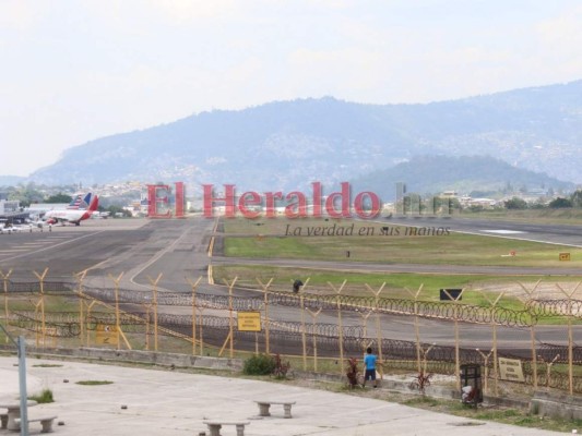 Las imágenes que dejó la protesta de empleados de aeronáutica para exigir pagos y vacuna
