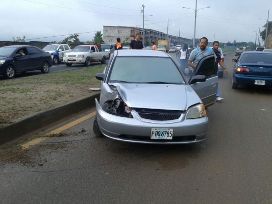 Carro impacta contra poste en anillo periférico