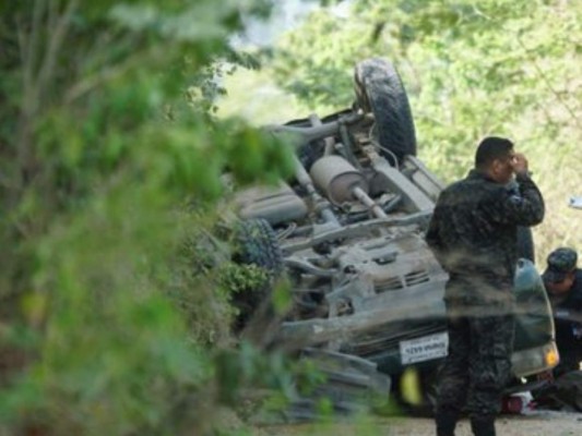 El vehículo volcó y aplastó al agente López. Foto: Cortesía Red Informativa.