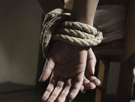 Profesor ruso organiza un falso secuestro para impresionar a su adorada alumna