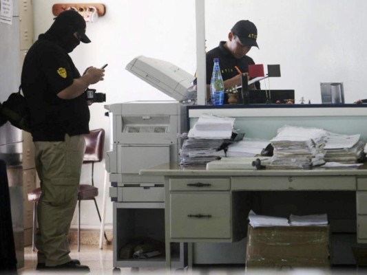 Expertos revisan archivos decomisados al Seguro