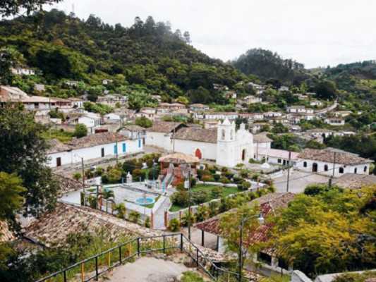 Turismo por las calles empedradas de Cedros