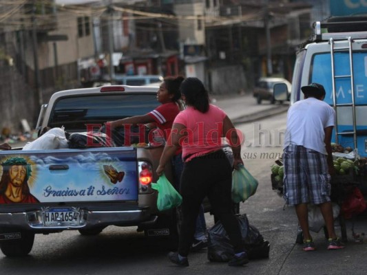 Cierran mercado Zonal Belén y vendedores sacan su producto para ir a los barrios