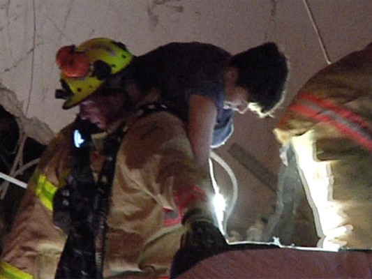 El menor solo presentaba heridas leves, según los reportes de los bomberos. AP.