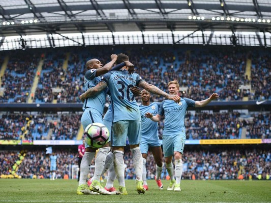 El City metió presión al Mánchester United, quinto con 66 puntos y un partido menos, que se medirá el domingo al Arsenal. Foto: AFP