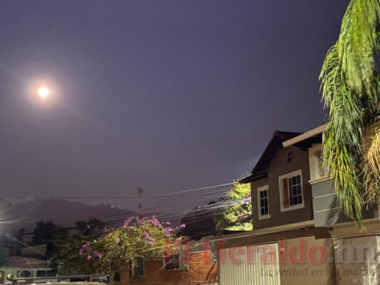 FOTOS: Así luce esta noche la Superluna rosa sobre Honduras
