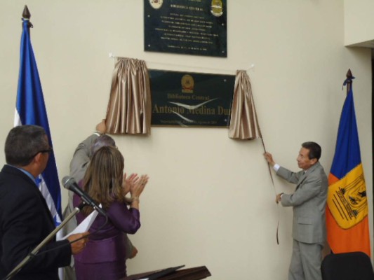 El licenciado Juan Antonio Medina devela la placa de la Biblioteca Central que ahora lleva su nombre.