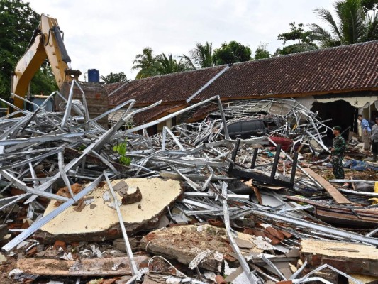 Al menos 373 muertos y 1,400 heridos tras tsunami en Indonesia