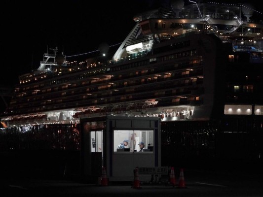 Pasajeros de crucero desembarcan en Japón; más de 2,000 muertos por coronavirus en China
