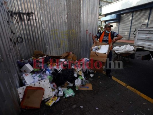 Montañas de basura amanecieron en la capital tras celebración de Año Nuevo (FOTOS)