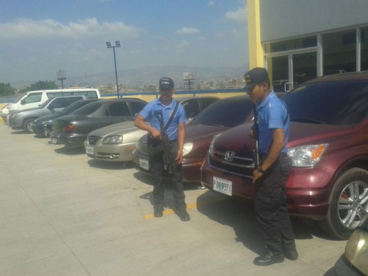 Recuperan 10 automóviles que había sido robados en la capital