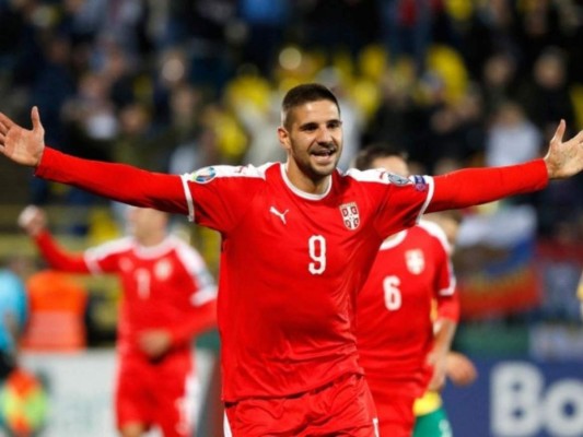 UEFA sanciona a Serbia por incidentes racistas de hinchas