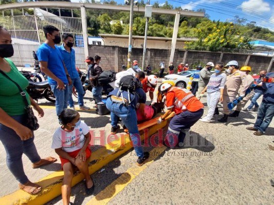 Cuatro personas heridas deja triple colisión en el bulevar Suyapa