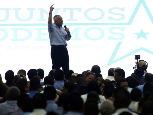 Mauricio Oliva oficializa su precandidatura a la presidencia de Honduras