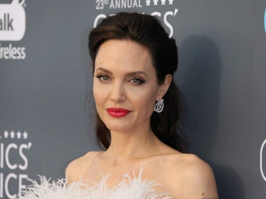 Exempleada de Angelina Jolie la demanda por humillación y robo