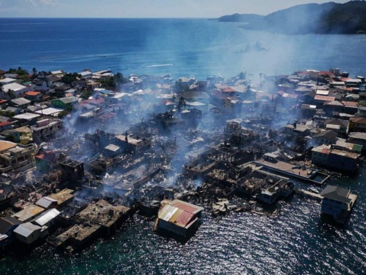 Las dramáticas imágenes del desastre tras el incendio en la isla de Guanaja