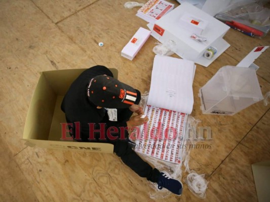 Con las urnas en el suelo se desarrollan las elecciones en la Villa Olímpica (FOTOS)