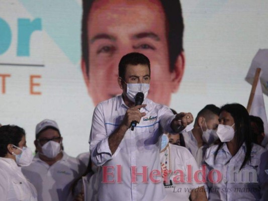 Salvador Nasralla se mostró muy tranquilo ante la situación y aseguró que la confusión se arreglará pronto. Foto: Archivo