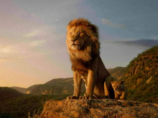 En esta imagen difundida por Disney, los personajes de Mufasa y Simba, cuyas voces en inglés hacen James Earl Jones y JD McCrary, en una escena de la nueva versión de 'The Lion King' ('El rey león') dirigida por Jon Favreau. (Disney vía AP)