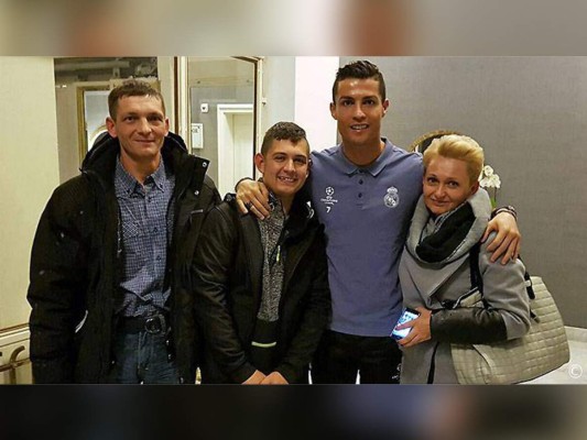 Cristiano Ronaldo recibe a un niño que salió de un coma escuchando sus goles