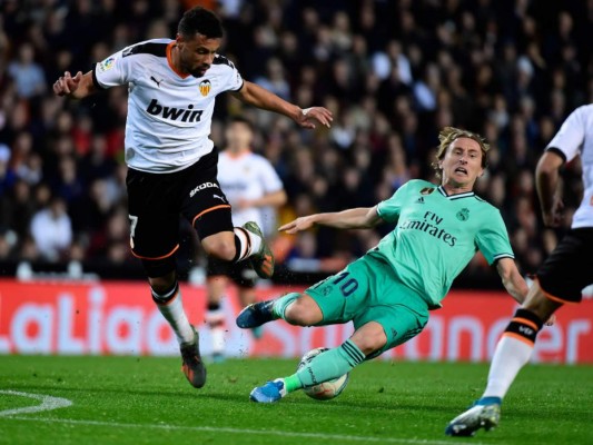 El Real Madrid empata in extremis y el Barça llega líder al Clásico