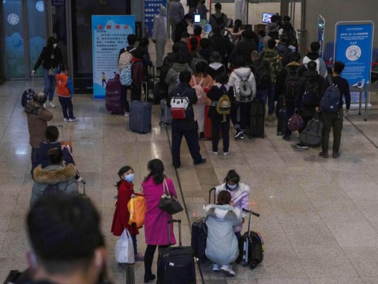 FOTOS: Miles de pasajeros abandonan Wuhan tras el fin del confinamiento
