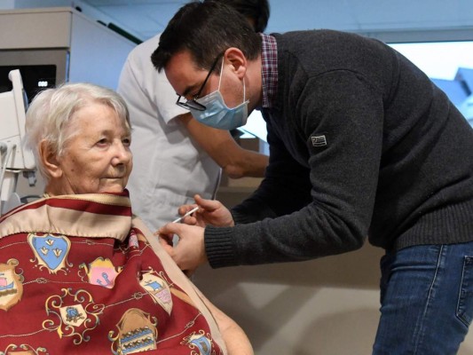 Ola de críticas desata el lento arranque de vacunación en Francia