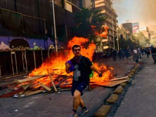 FOTOS: Vehículos incendiados y muertos tras manifestaciones en Chile