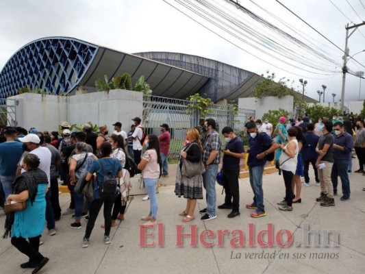 Continúa el desorden y la poca capacidad de vacunación en la capital