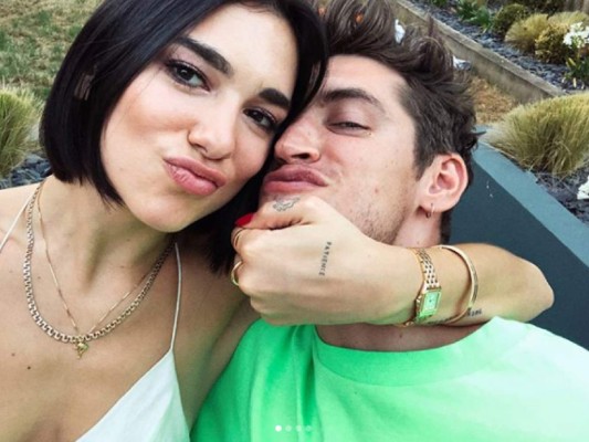 Dua Lipa revela foto junto a su novio Isaac Carew tomada en 2014