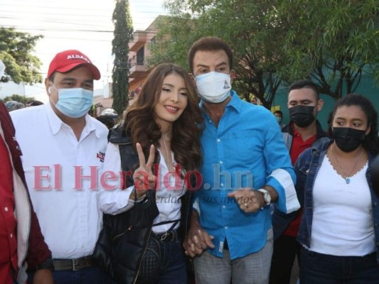 Junto a su esposa Iroshka Elvir, Salvador Nasralla acude a votar en la capital (FOTOS)