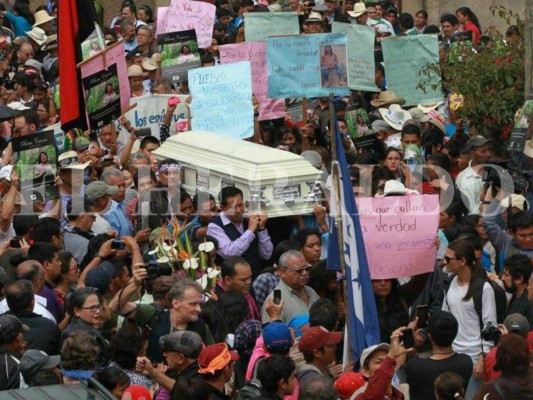 Entierran los restos de la líder indígena Berta Cáceres